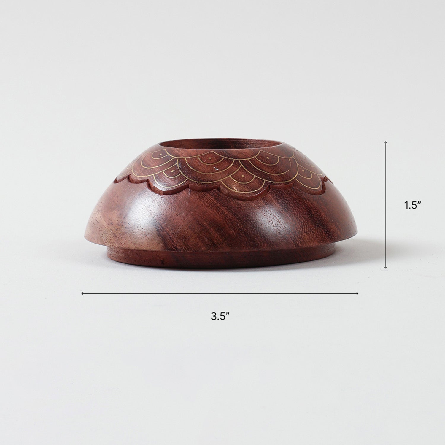 Size diagram of medium brass inlay wooden T-light holder with carved scalloped pattern, measuring 1.5 inches x 3.5 inches