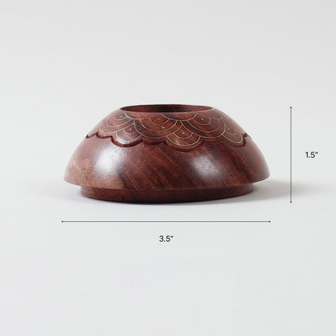 Size diagram of medium brass inlay wooden T-light holder with carved scalloped pattern, measuring 1.5 inches x 3.5 inches