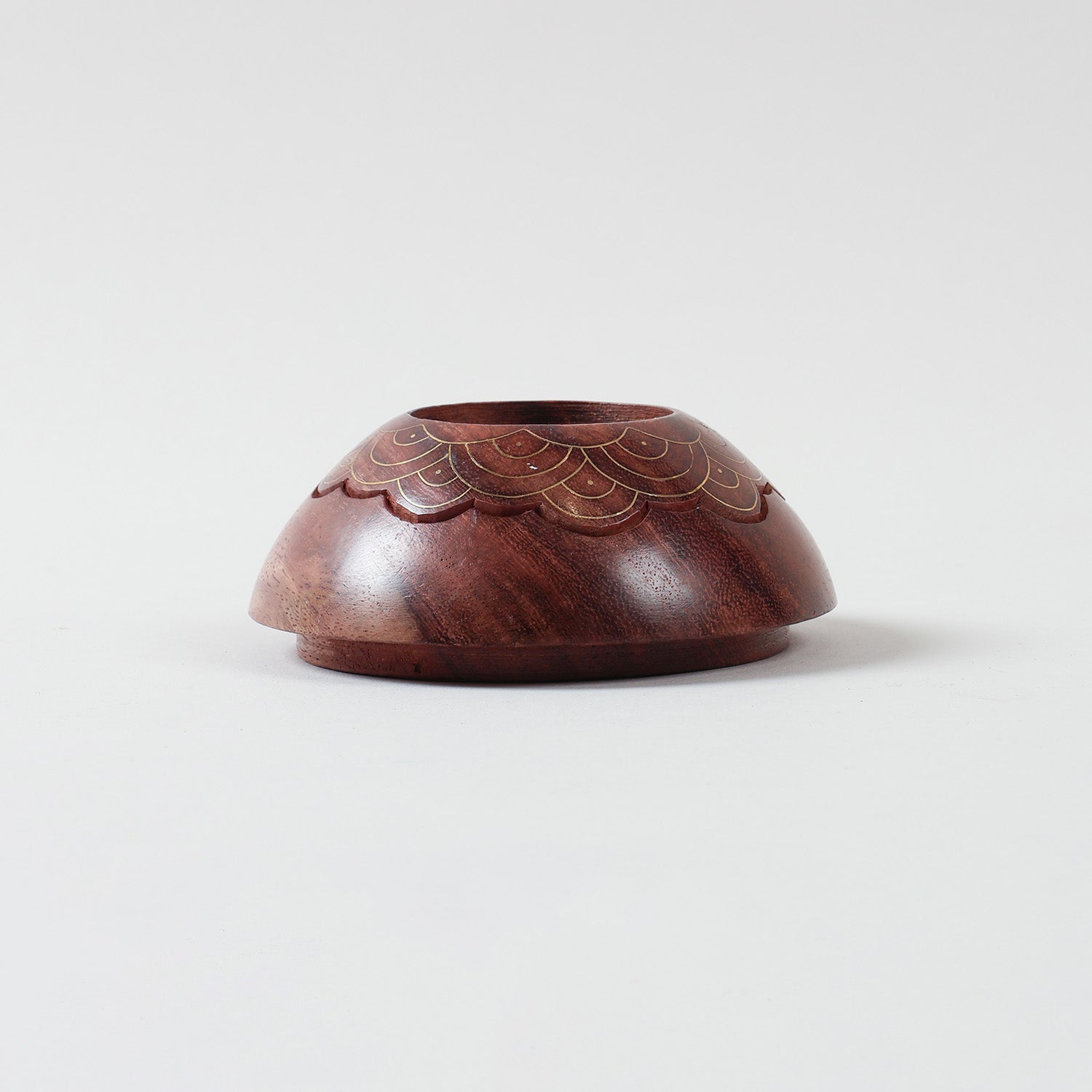 Medium wooden T-light candle holder featuring a carved scalloped pattern and brass inlay work, handcrafted in India