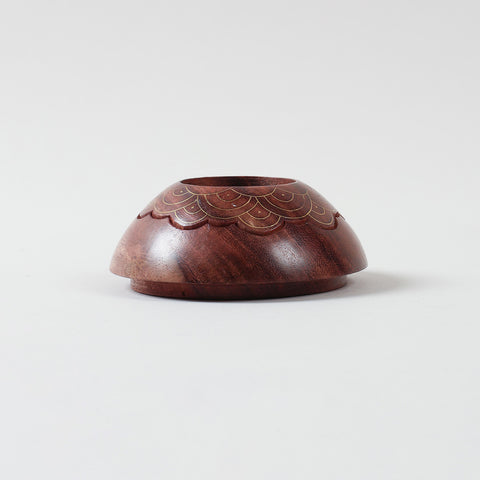 Medium wooden T-light candle holder featuring a carved scalloped pattern and brass inlay work, handcrafted in India