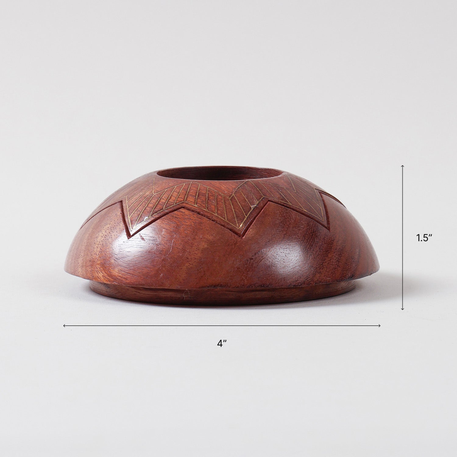 Size diagram of large brass inlay wooden T-light holder featuring a star design, measuring 1.5 inches x 4 inches